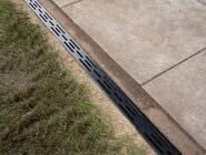 Lijngoot_smal_zwart_1000x55x100mm_VosProducts_straatwerk2