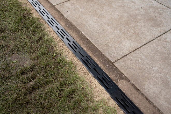 Lijngoot_smal_zwart_1000x55x100mm_VosProducts_straatwerk2